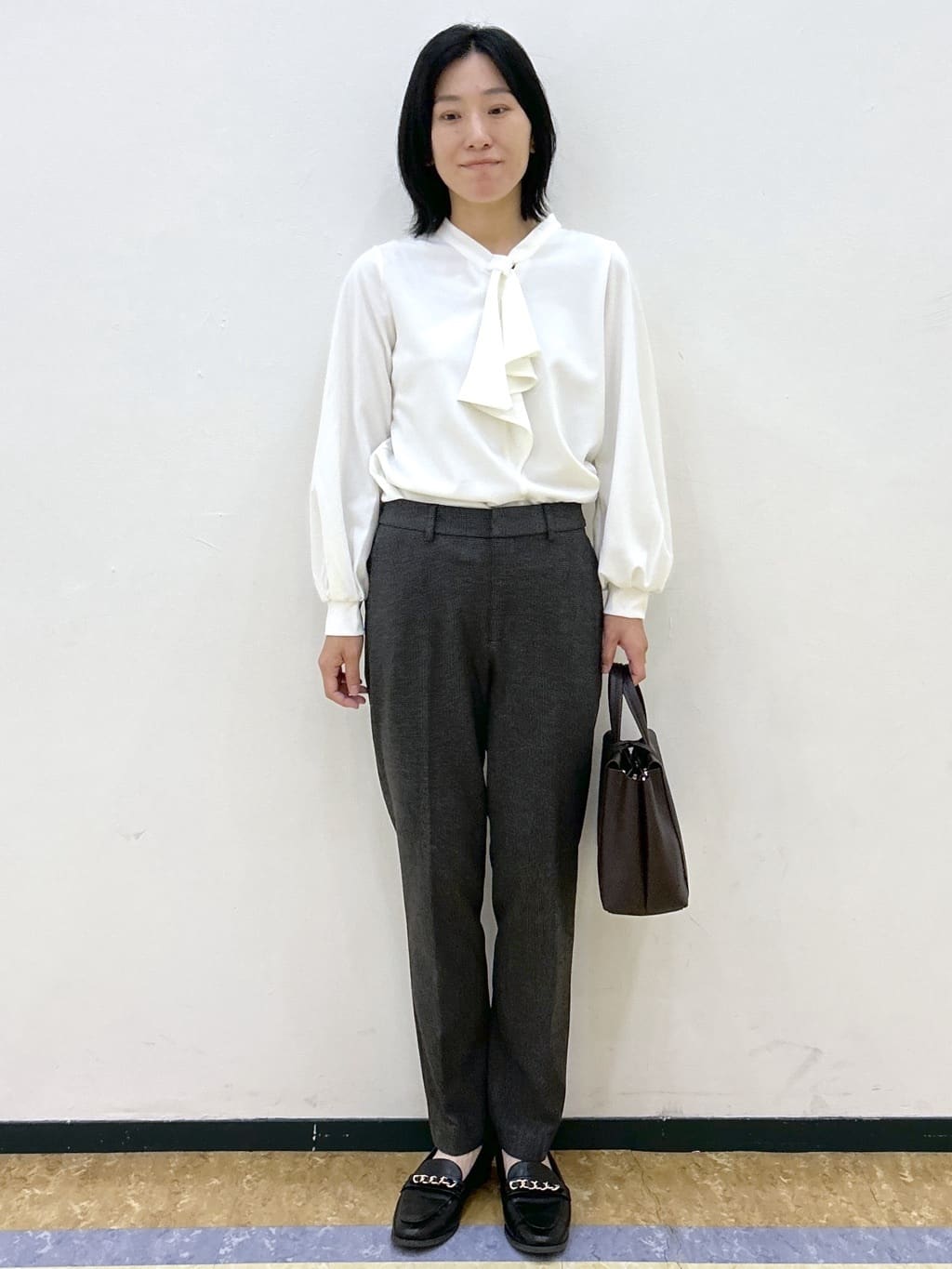 su.さんの「index｜ボウタイフリルトップス【洗濯機OK／ストレッチ／イージーアイロン／防シワ】《S～3L》」を使ったコーディネート