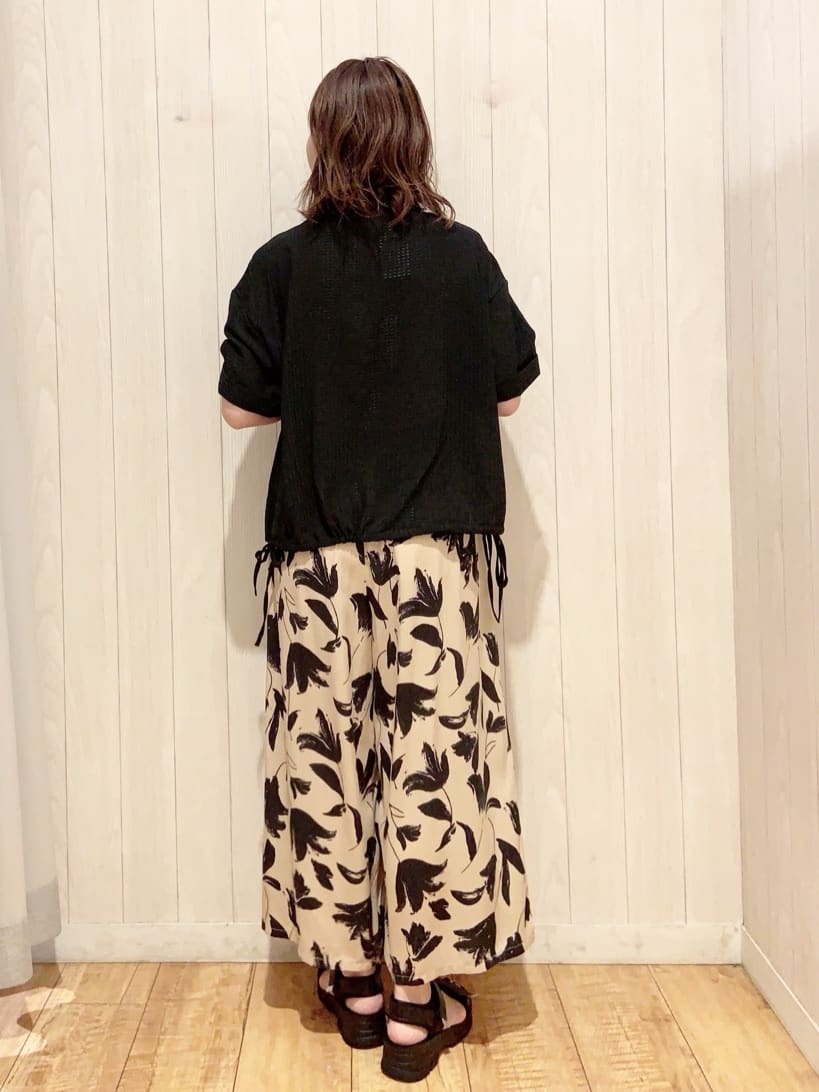あいこさんの「SHOO･LA･RUE｜シルエット変化を楽しめる シアーチェックドロストシャツ」を使ったコーディネート