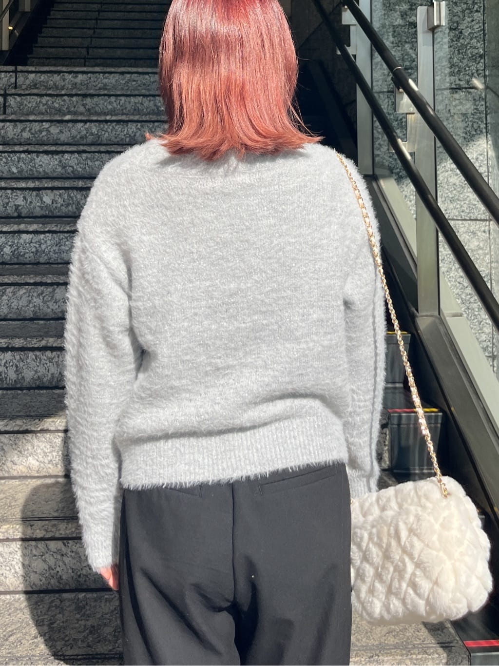HANNAさんの「OPAQUE.CLIP｜スパンコールフェザーVネックニット【洗濯機OK】」を使ったコーディネート