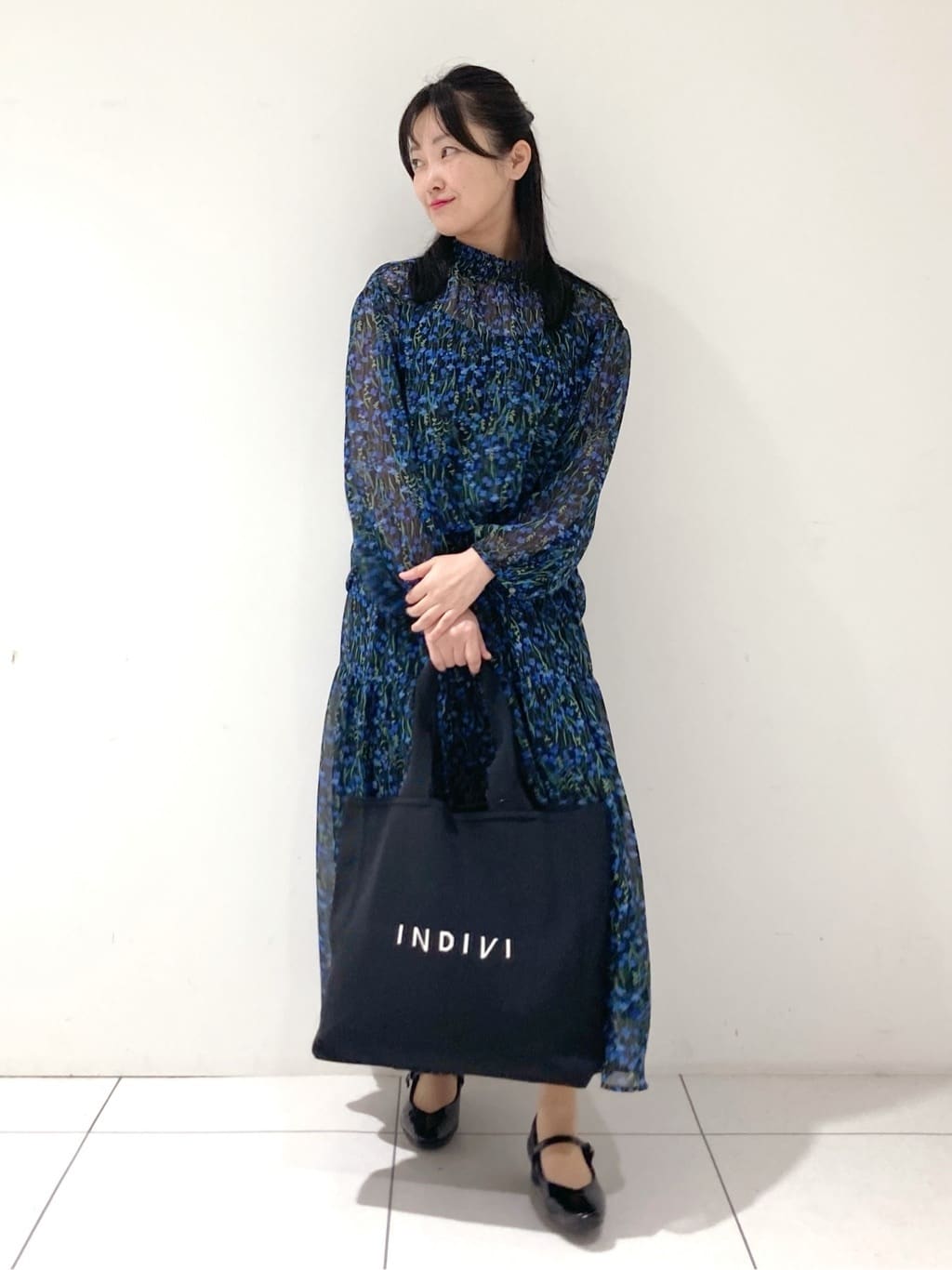 momokoさんの「INDIVI｜【秋映え柄/セットアップ可能】フラワーシフォンブラウス」を使ったコーディネート
