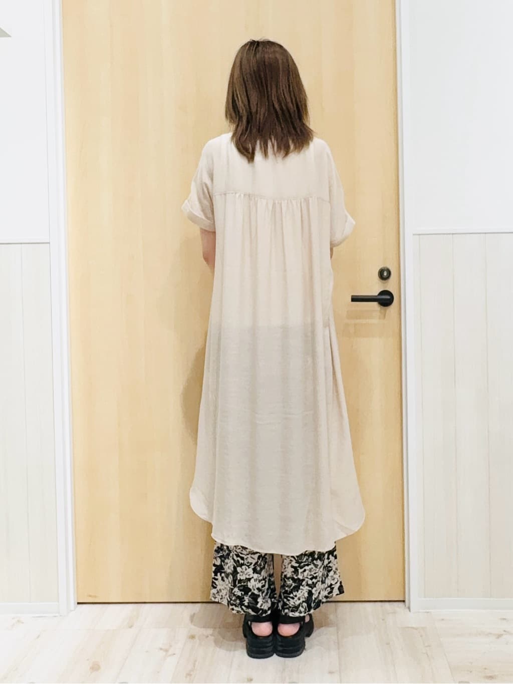 Naさんの「SHOO･LA･RUE｜◆【洗える/S-LL/ひんやり】ふんわり軽やかに 前あきロングシャツ」を使ったコーディネート