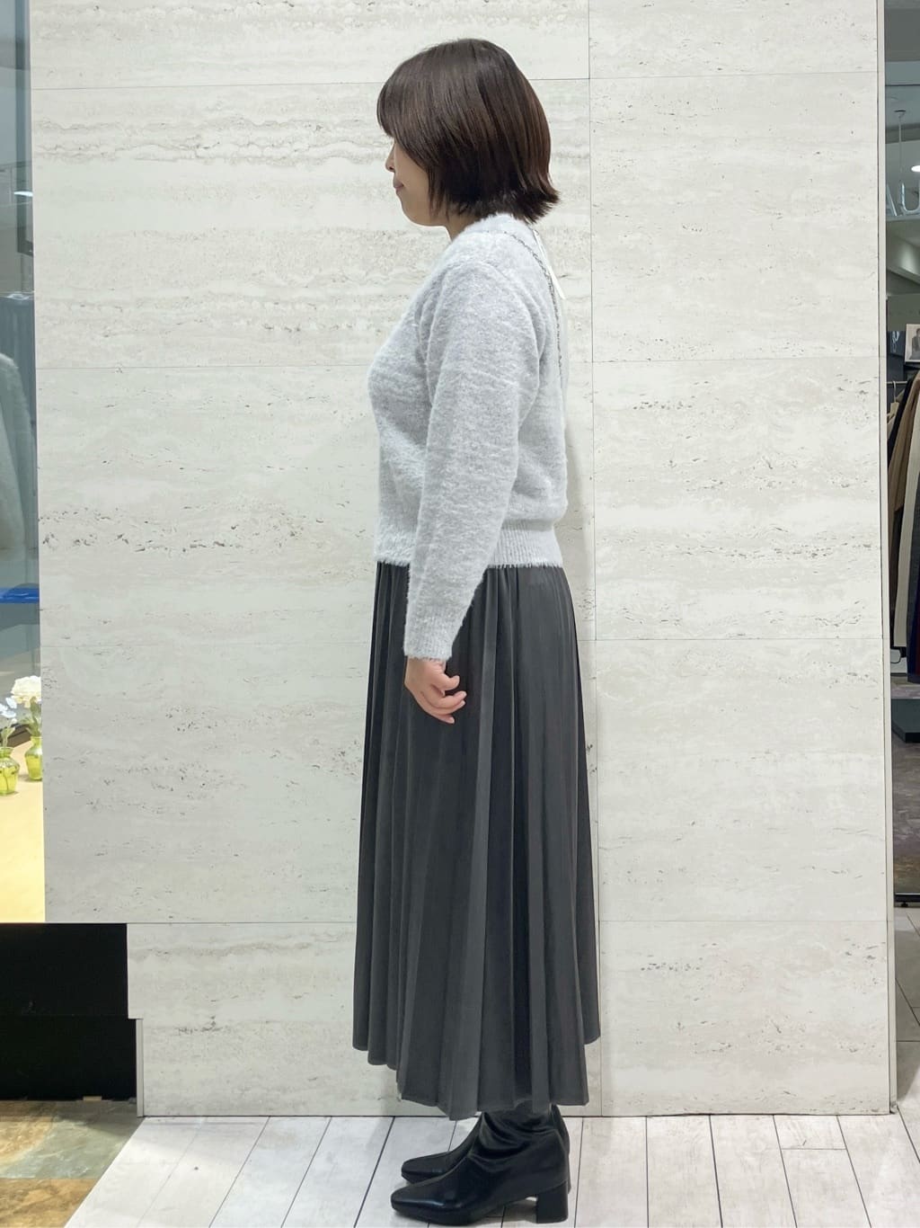 FUKAさんの「OPAQUE.CLIP｜スパンコールフェザーVネックニット【洗濯機OK】」を使ったコーディネート