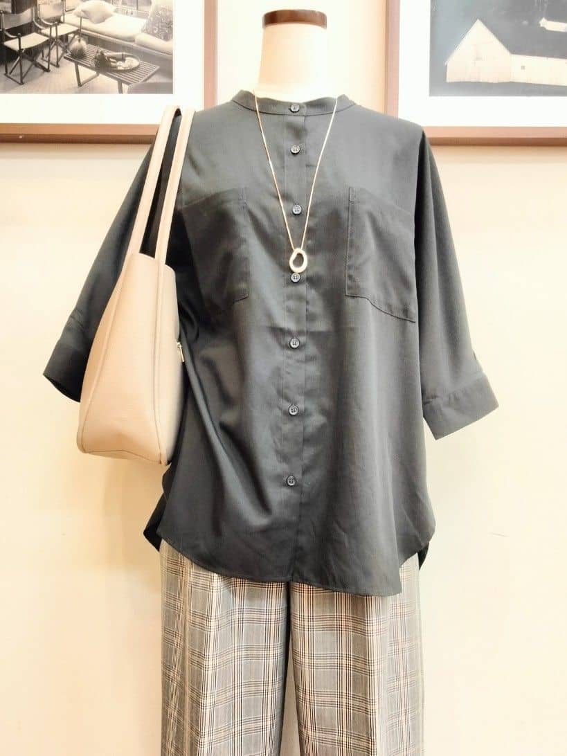 うっちーさんの「SHOO･LA･RUE｜【S-LL/洗濯後しわになりにくい】コットン風 前あきドルマンブラウス」を使ったコーディネート