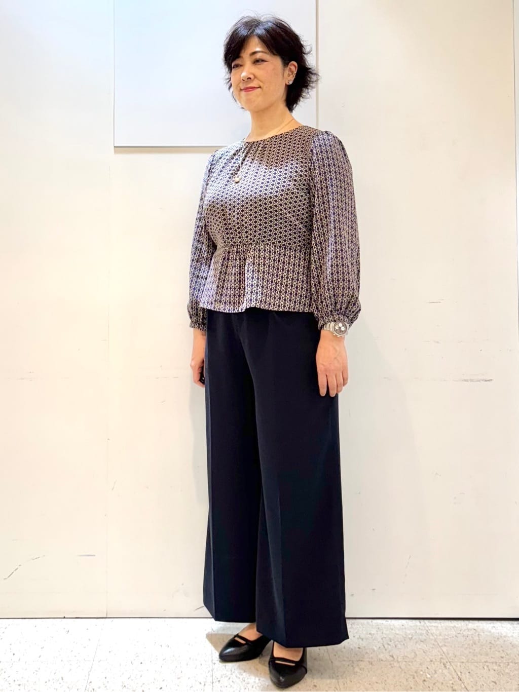 ヤスコさんの「Reflect｜【きちんと見え／セットアップ可／通勤におすすめ◎】ペプラムプリントブラウス」を使ったコーディネート