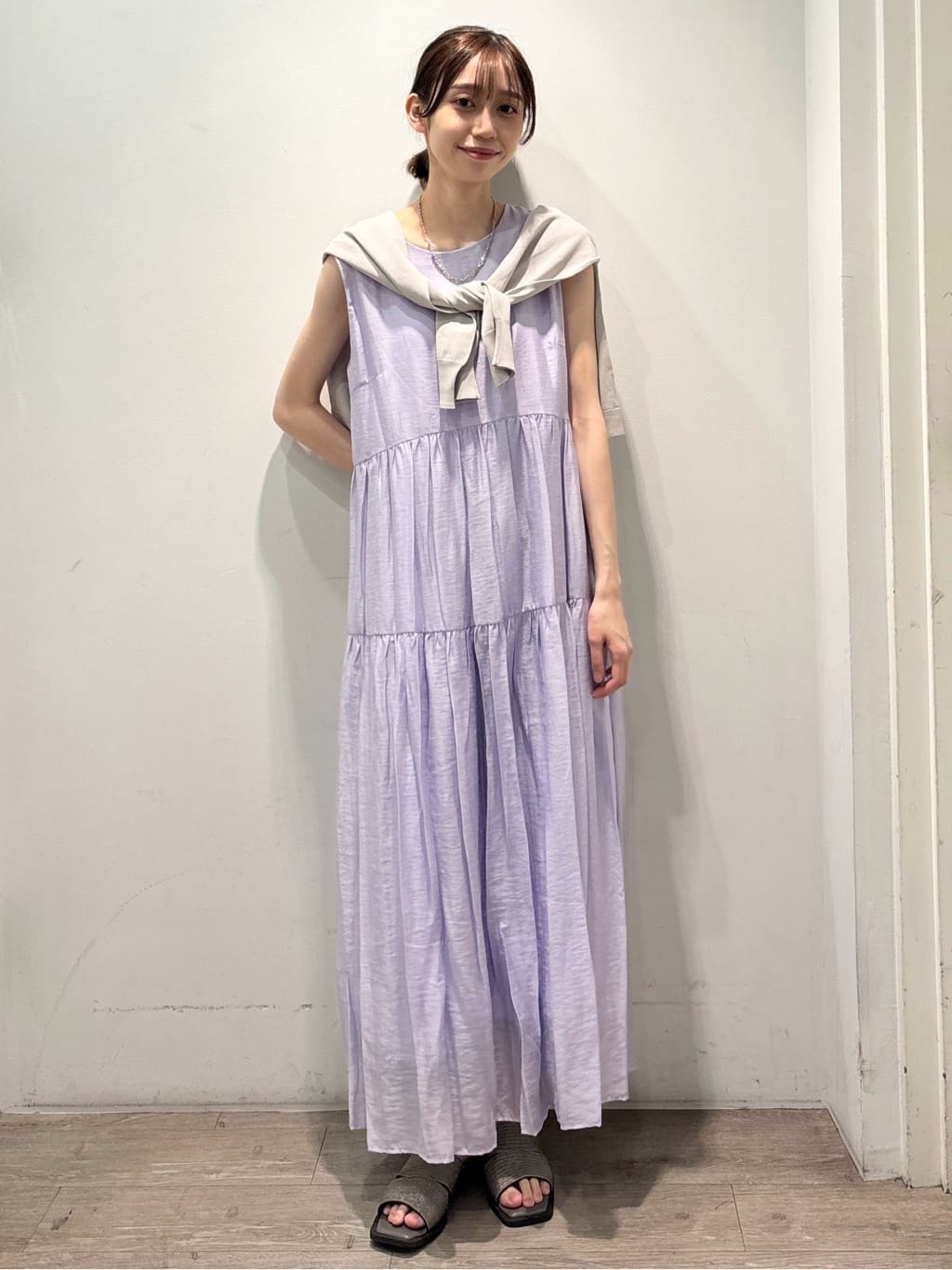 ぶまりんさんの「OPAQUE.CLIP｜麻混シアーギャザーティアードワンピース【洗濯機洗い可】」を使ったコーディネート