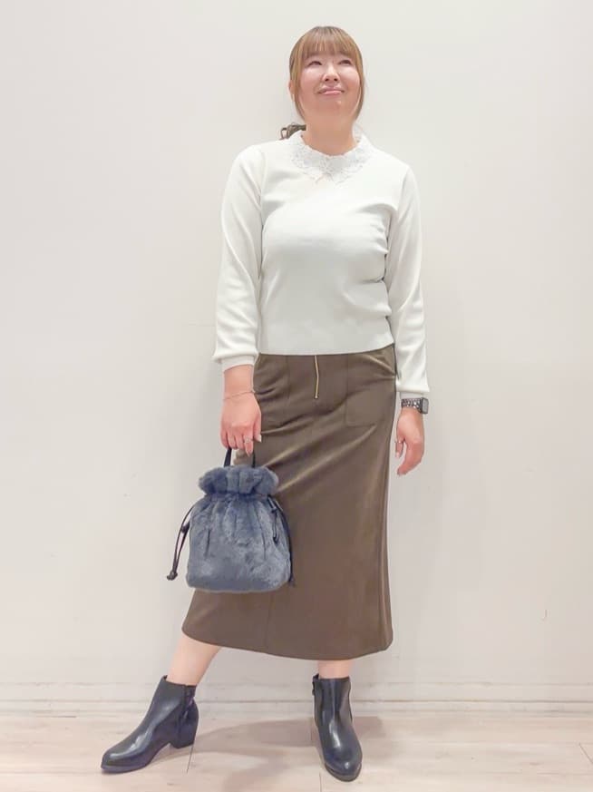 naoさんの「SHOO･LA･RUE｜【洗濯機可】上品できれい見え フェイクスエード ナロースカート」を使ったコーディネート