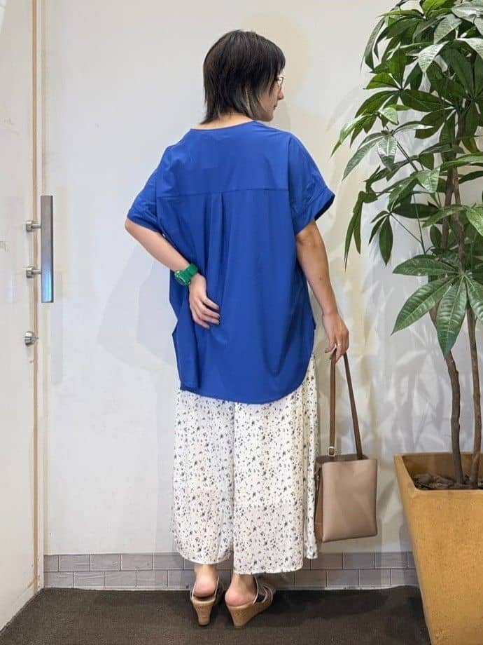 misakiさんの「SHOO･LA･RUE｜【S-LL】さらりとしたタッチが上品見え ワンボタンデザイン トップス」を使ったコーディネート