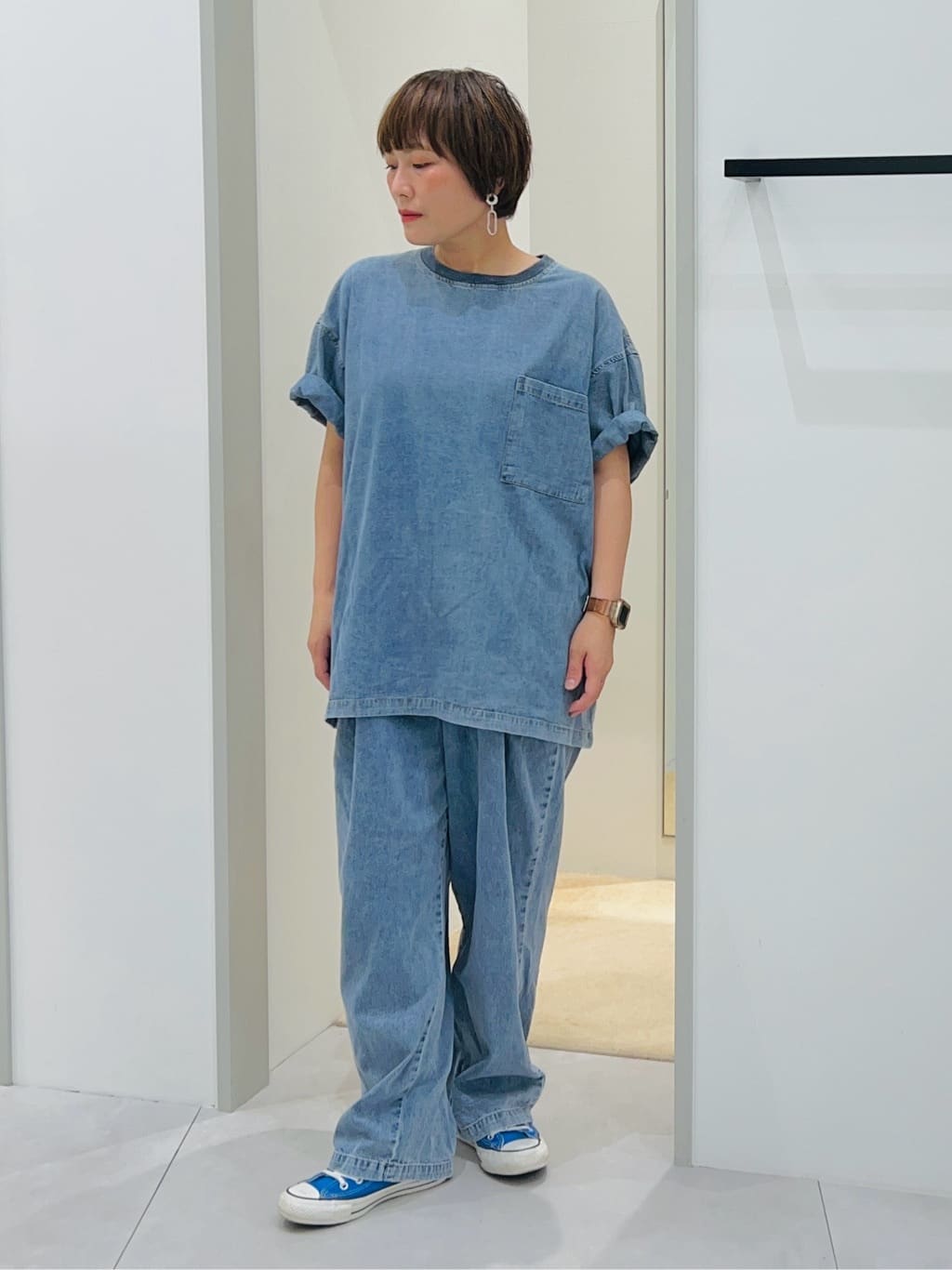 タナさんの「THE SHOP TK｜ライトデニム半袖Tシャツ【洗濯機OK】」を使ったコーディネート