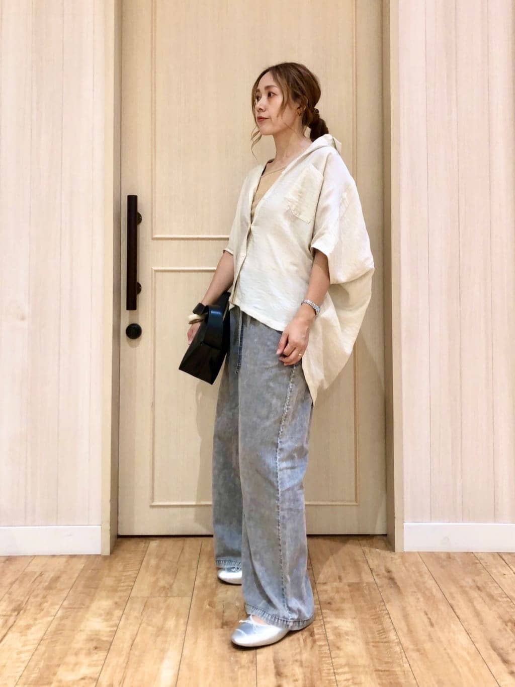 YOUさんの「SHOO･LA･RUE｜【洗える/S-LL/5分袖】1枚でも羽織としても。さらさらドレープシャツ」を使ったコーディネート