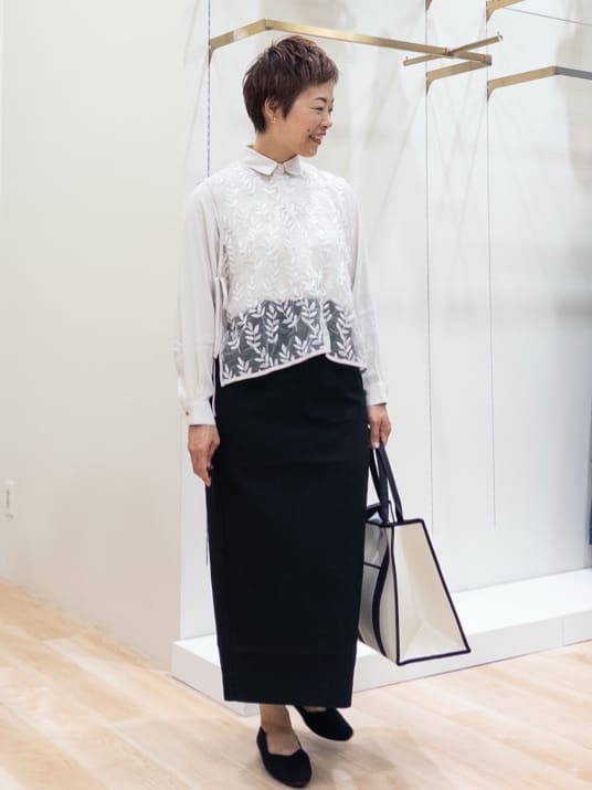 シュウコさんの「grove｜リーフ刺繍スパンコールベスト＆ブラウスセット」を使ったコーディネート