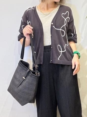 misakiさんの「SHOO･LA･RUE｜ニュアンスデザインがこなれ見え 刺繍デザイン シアーカーディガン」を使ったコーディネート