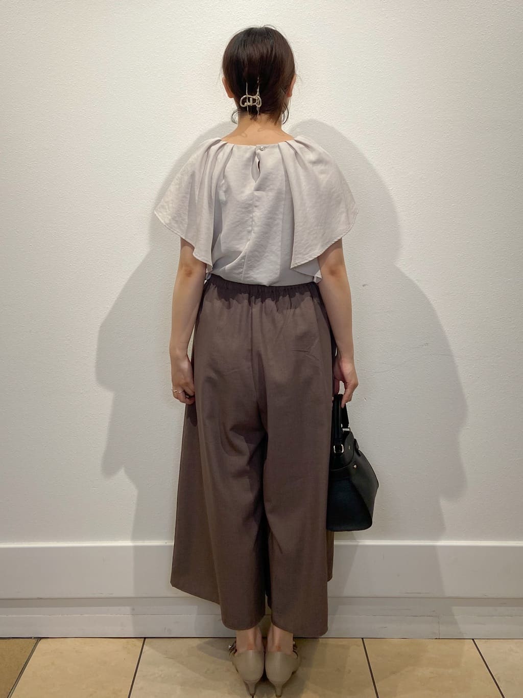 kimiさんの「index｜《7色展開／S-LLサイズ》フリルタックスリーブキーネックブラウス【吸水速乾／洗濯機可／イージーアイ」を使ったコーディネート