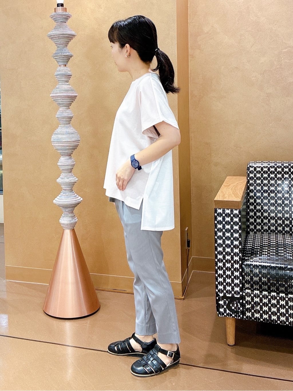 hattoriさんの「INDIVI｜【洗える／汗ジミ防止】バイカラー＆アシメヘム Tシャツ」を使ったコーディネート