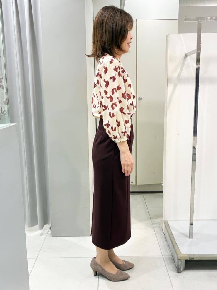 たみちゃんさんの「Reflect｜【ジャケットのインナーにおすすめ◎】花柄タックデザインブブラウス」を使ったコーディネート