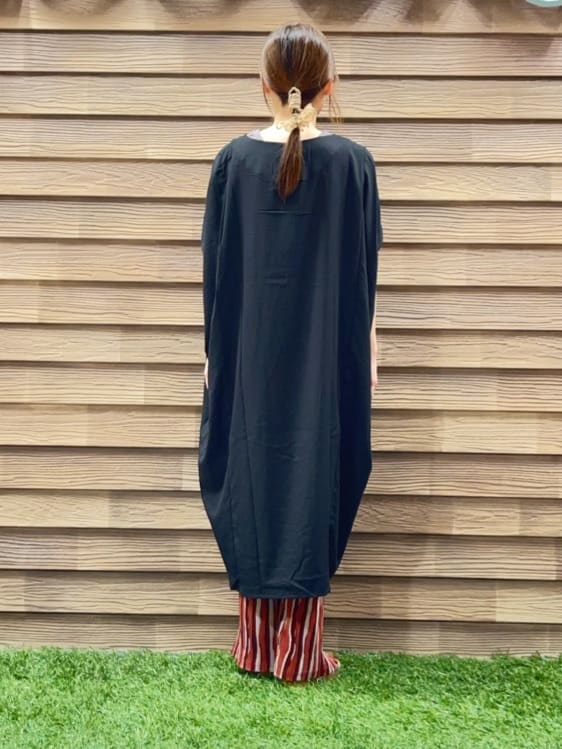 himiさんの「SHOO･LA･RUE｜【S-LL】楽にサマ見え コクーンシルエットの涼やかワンピース」を使ったコーディネート
