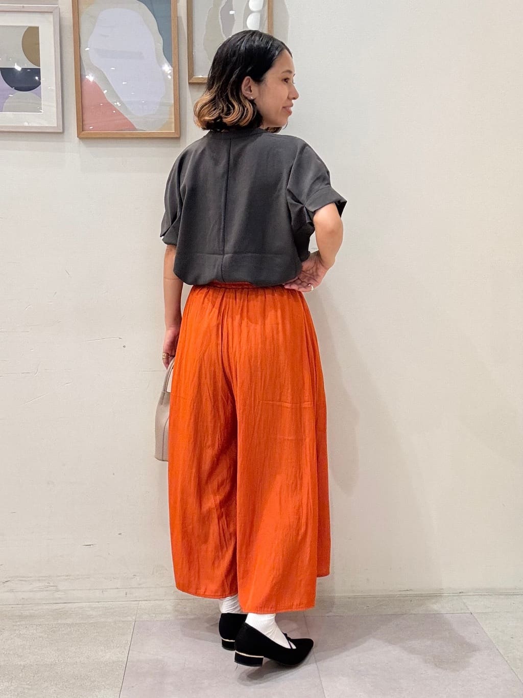 たけぴさんの「SHOO･LA･RUE｜【S-LL/セットアップ可/ひんやり】きちんと見えで上品 お袖タック スキッパーブラウス」を使ったコーディネート