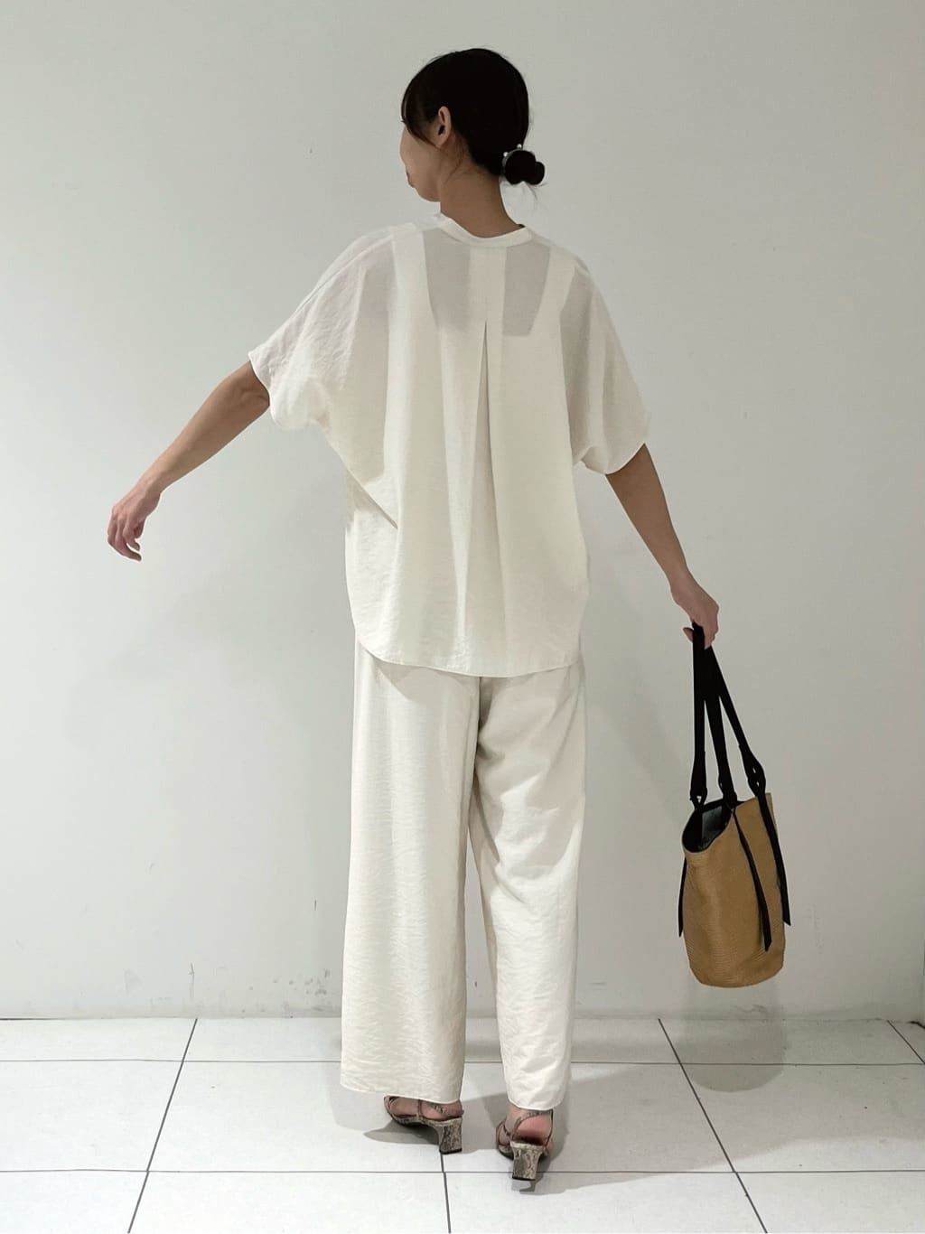 shioriさんの「INDIVI｜【洗える／UVケア／SETUP可能】ドロストワイドパンツ」を使ったコーディネート