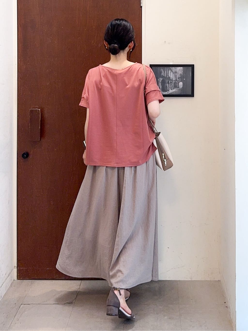 𝐇𝐢𝐫𝐨𝐦𝐢さんの「SHOO･LA･RUE｜【S-LL/裏地ひんやり】エアリーで涼やか 大人のシアースカーチョ」を使ったコーディネート
