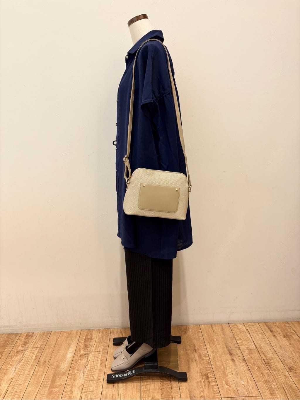 まるよOTさんの「SHOO･LA･RUE｜【S-LL/体型カバー】さらりとしたタッチが心地よい バックギャザーブラウス」を使ったコーディネート