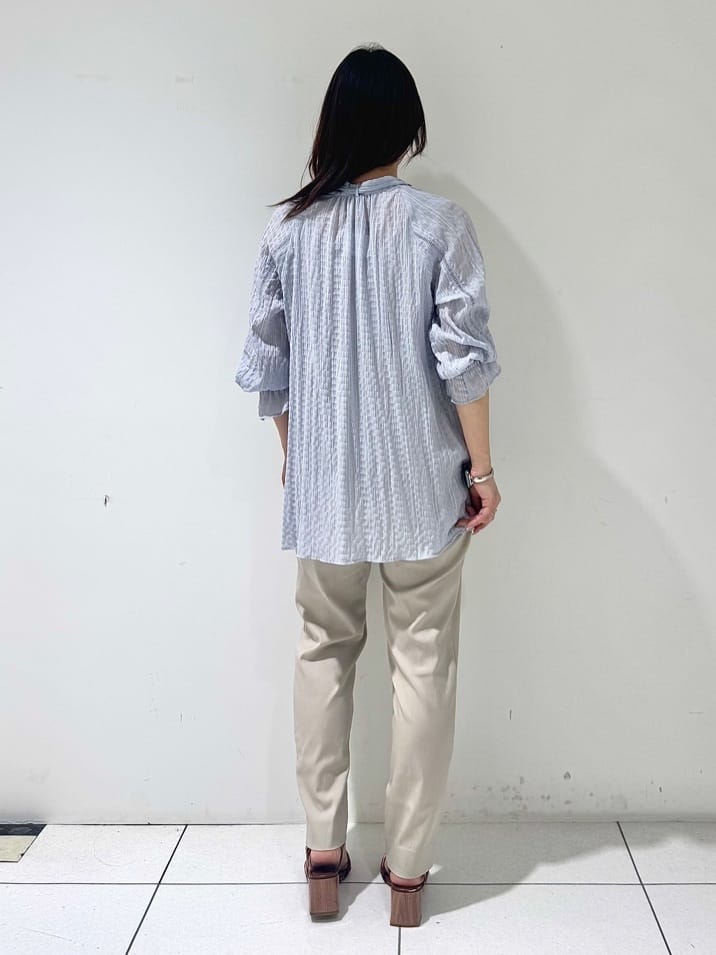 そんさんの「INDIVI｜【洗える／シャーリング素材】ボリューム袖エアリーブラウス」を使ったコーディネート