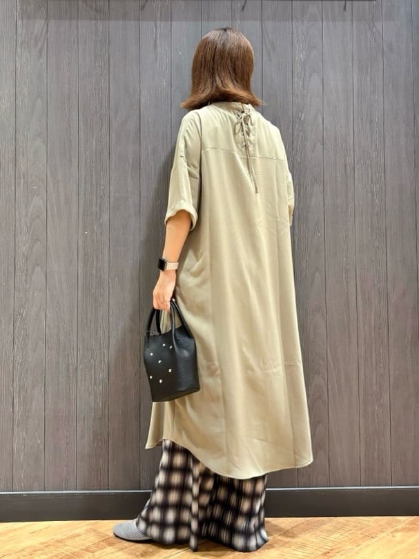 meiさんの「SHOO･LA･RUE｜【S-LL/洗濯後しわになりにくい/体型カバー】後ろ姿もサマになる バックレースアップチュニック」を使ったコーディネート
