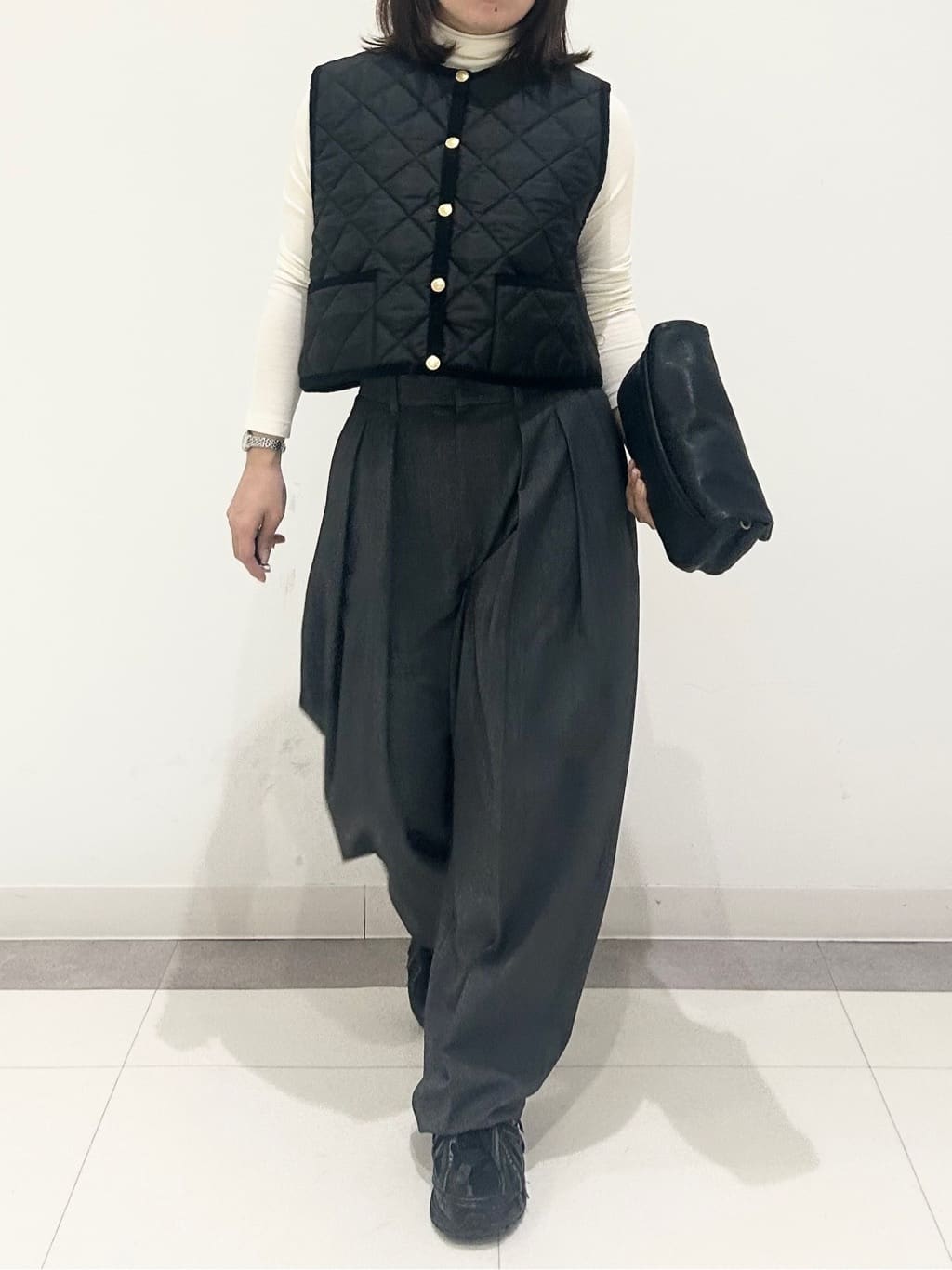 とりみさんの「DRESSTERIOR｜【インナー使いに最適/しっとり暖かな吸湿発熱素材】タートルネックプルオーバー」を使ったコーディネート