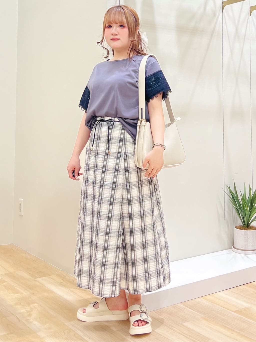 みことさんの「grove｜【洗える/二の腕カバー】上品なレースで叶える、きちんと見えの夏Tシャツ」を使ったコーディネート