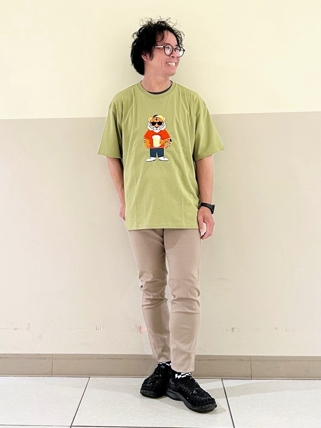 KENJI Iさんの「THE SHOP TK｜プレミアムスキニーパンツ ストレッチ+ 接触冷感／洗濯機OK」を使ったコーディネート
