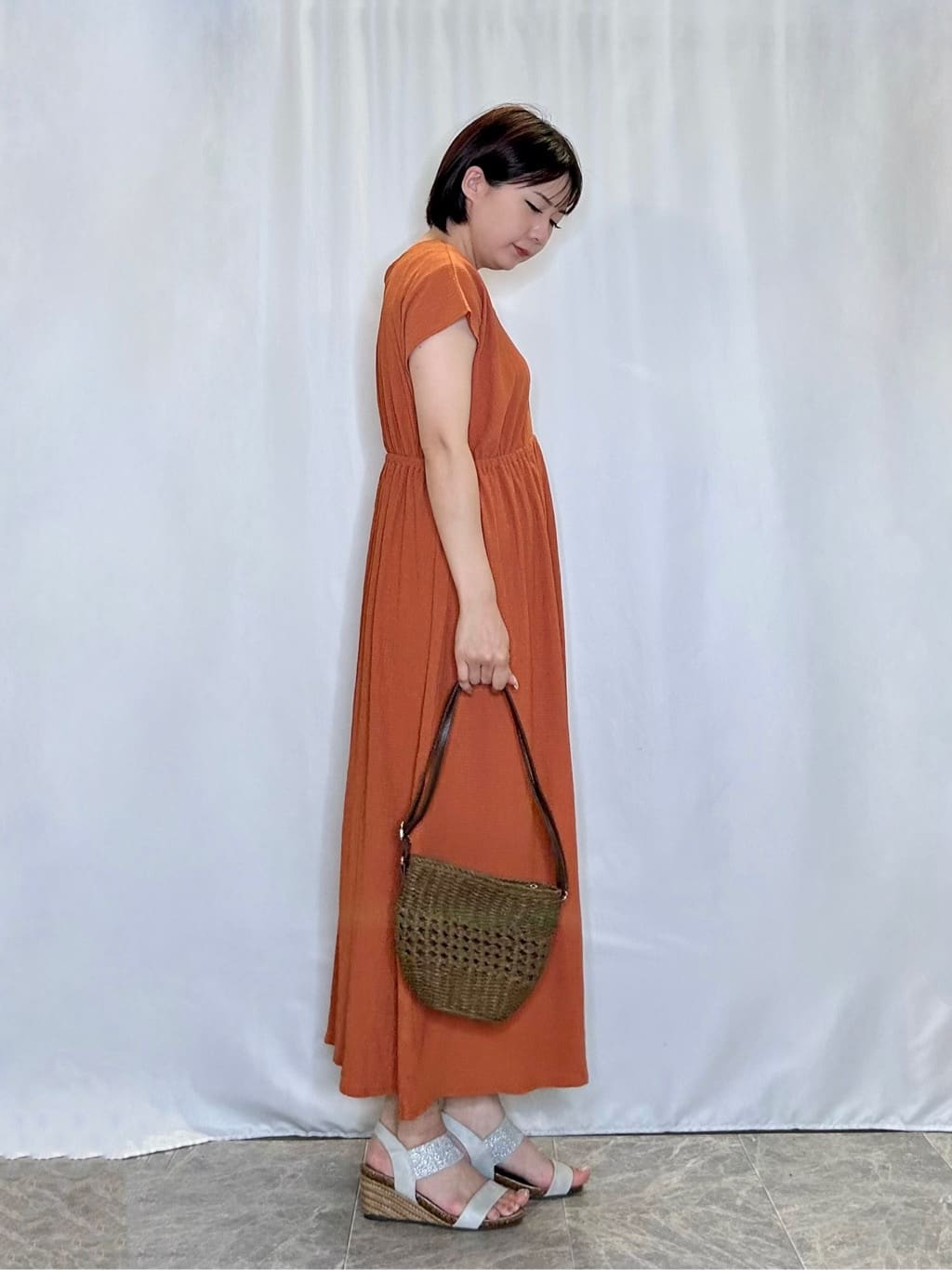 ネリさんの「SHOO･LA･RUE｜【前後2WAY】さらりと大人上品に 楊柳フレンチワンピース」を使ったコーディネート