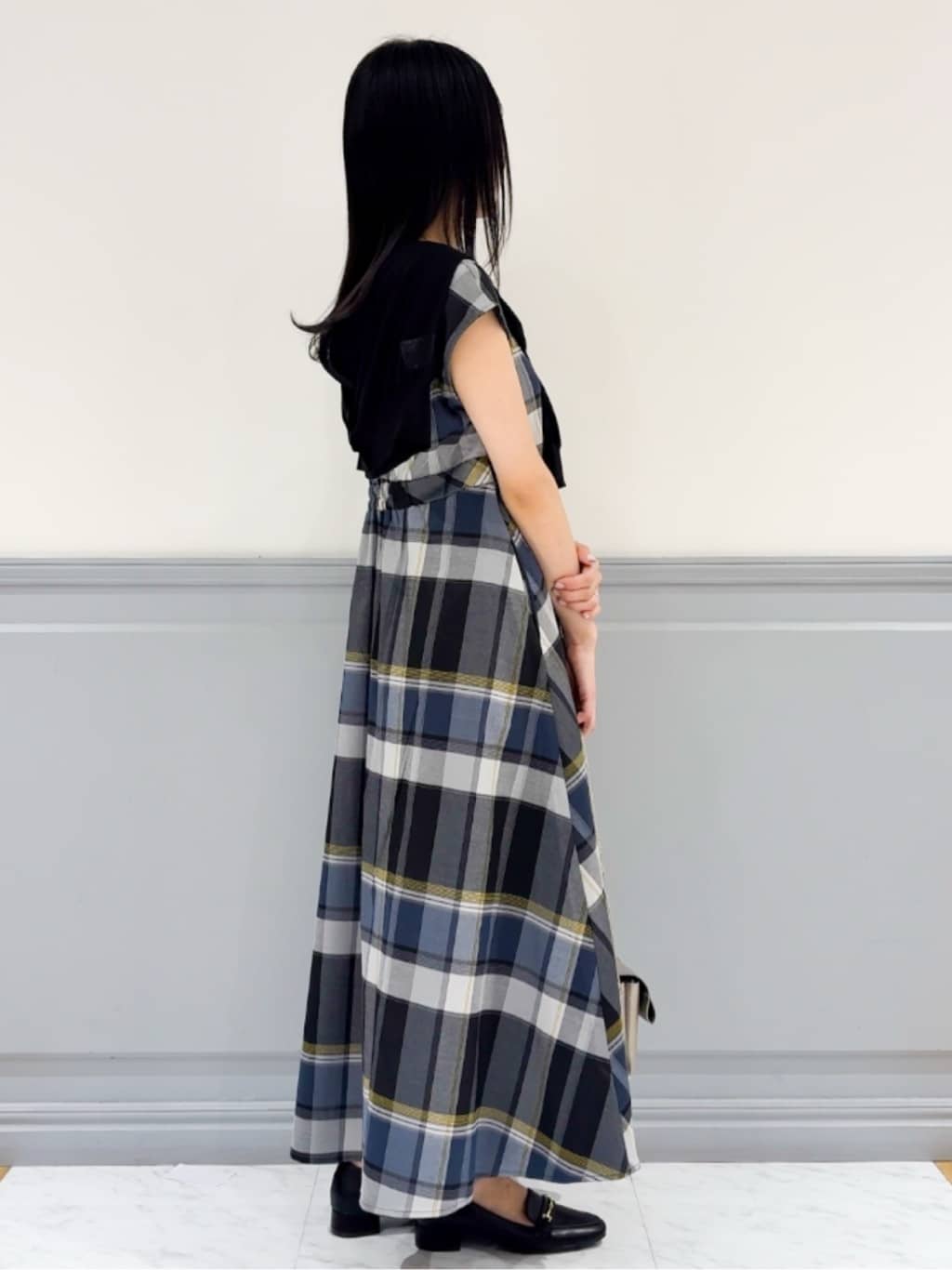 moeさんの「grove｜さっと二の腕カバー　大人な抜け感シアーラグランVネックカーデ」を使ったコーディネート