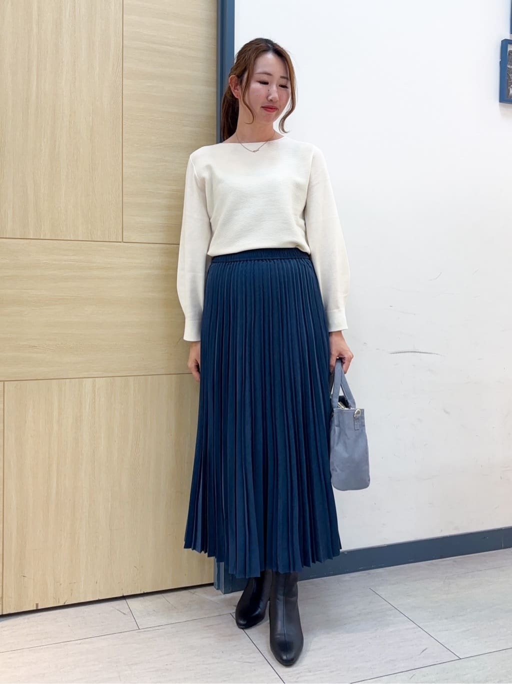 nanaさんの「grove｜すっきり見えて、やさしく揺れる。大人のスエードライクプリーツスカート」を使ったコーディネート