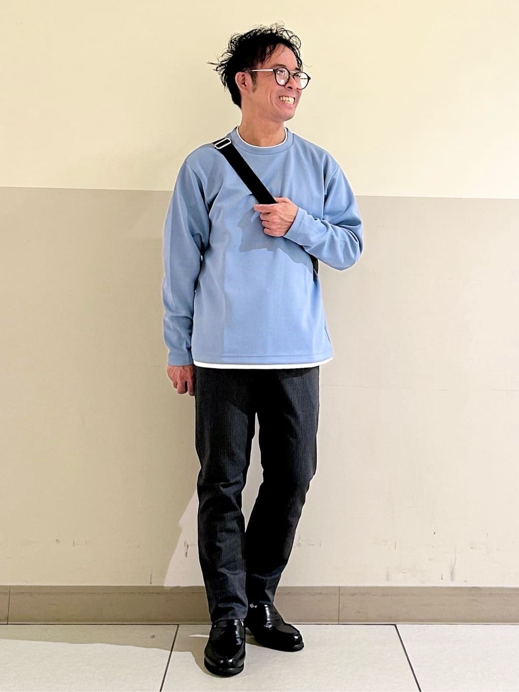 KENJI Iさんの「THE SHOP TK｜切替ボディバッグ」を使ったコーディネート