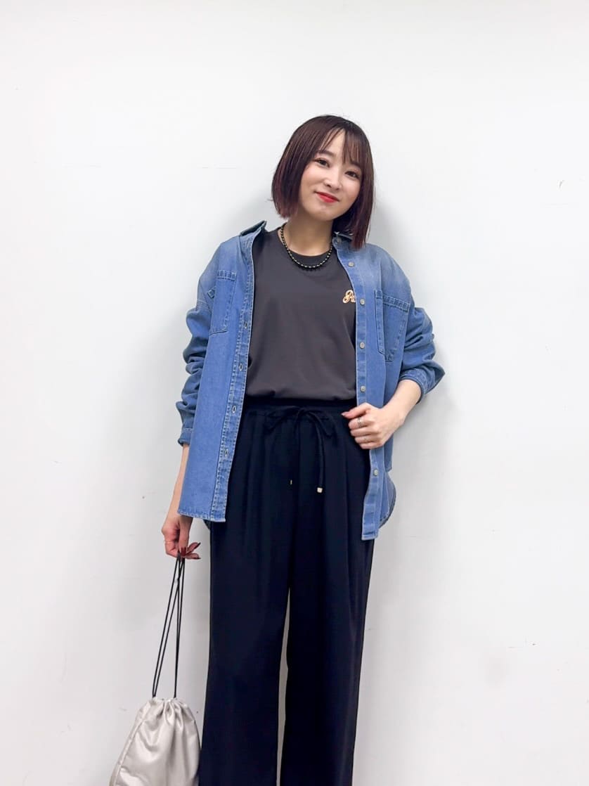 𝐜𝐡𝐢𝐤𝐚さんの「SHOO･LA･RUE｜グラフィックアソート BIGロンT」を使ったコーディネート