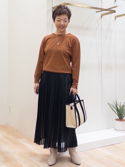 シュウコさんの「grove｜ON/OFF毎日使える！袖口ボタンドロップショルダーニット」を使ったコーディネート