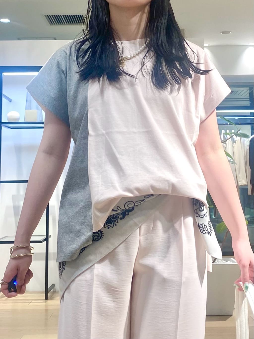 misakiさんの「INDIVI｜【洗える／汗ジミ防止】バイカラー＆アシメヘム Tシャツ」を使ったコーディネート