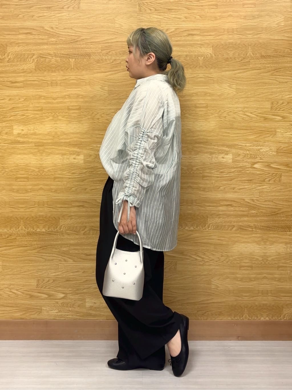 ぁむさんの「SHOO･LA･RUE｜【S-LL】程よい透け感 ストライプ柄 お袖ギャザーデザインシャツ」を使ったコーディネート
