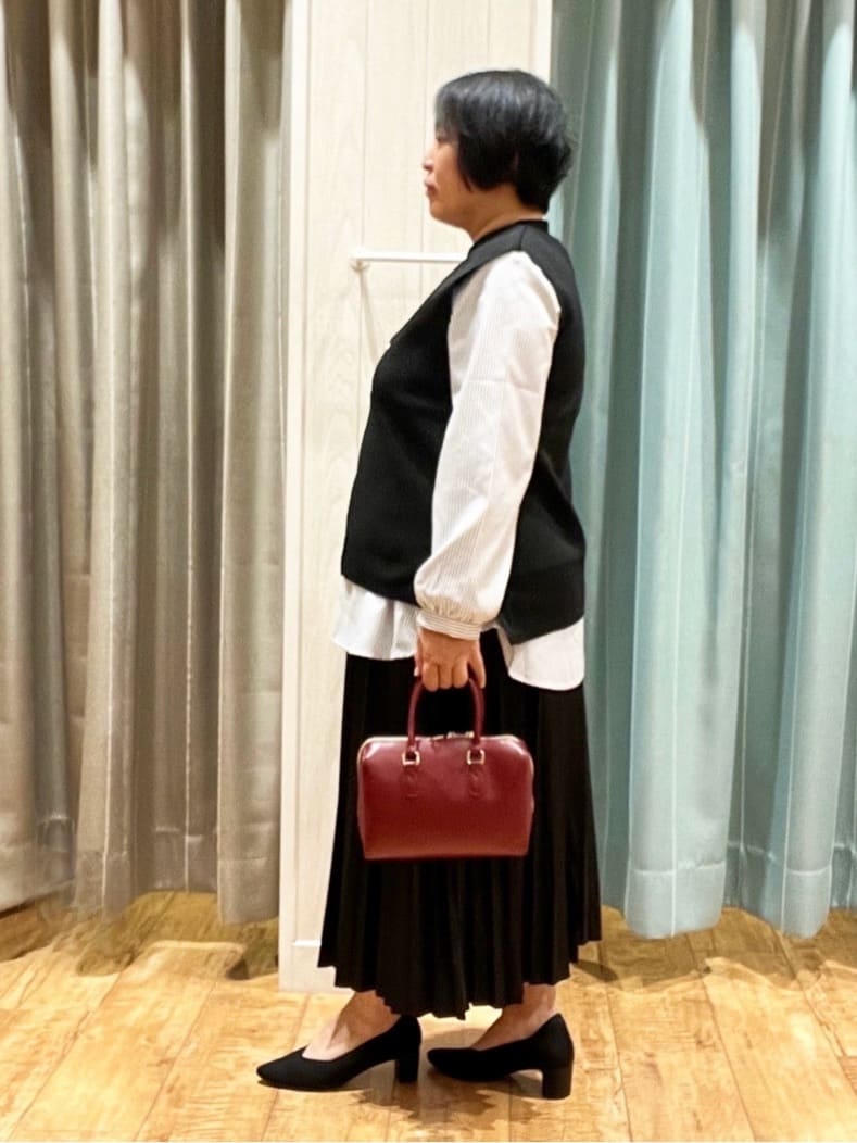 あやさんの「SHOO･LA･RUE｜【着丈選べる】きれいめにもカジュアルにも レザー調プリーツスカート」を使ったコーディネート