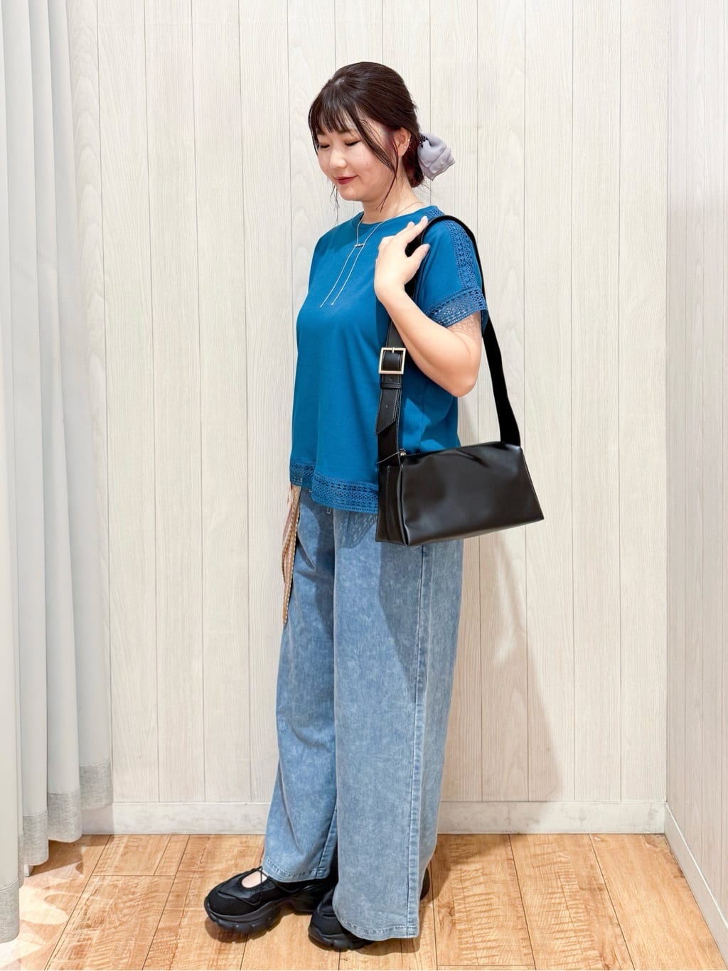 愛さんの「SHOO･LA･RUE｜【S-LL/ひんやり】インせず決まる 楽してきれいなレース付きトップス」を使ったコーディネート