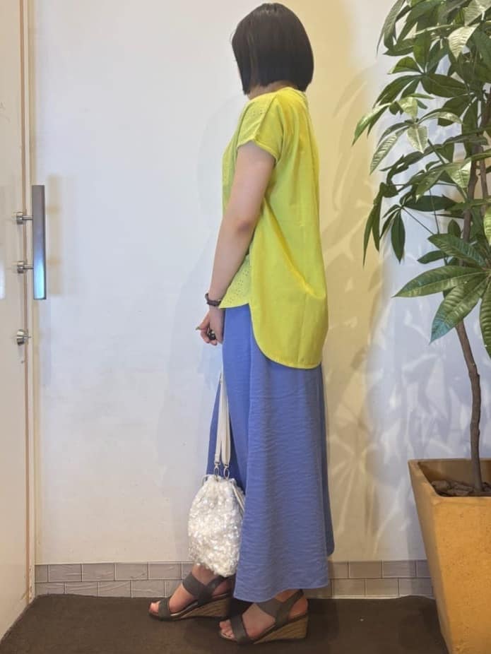 TOWAさんの「SHOO･LA･RUE｜【S-LL/ひんやり】さらっとタッチできれい見え ピンタックスカーチョ」を使ったコーディネート