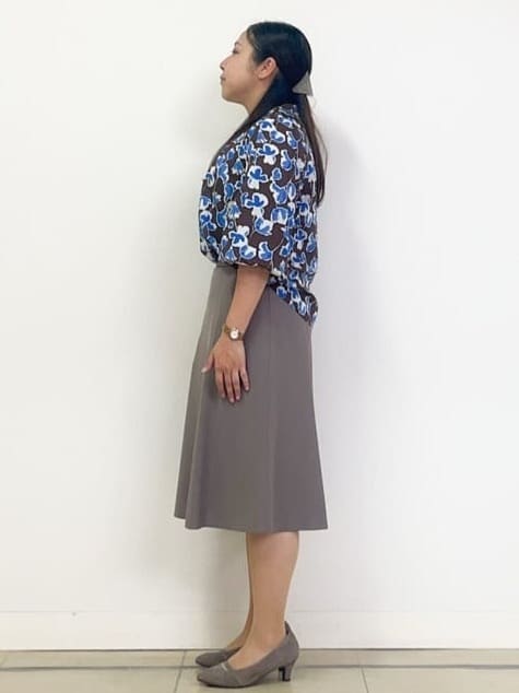 chisaさんの「Reflect｜【ジャケットのインナーにおすすめ◎】花柄タックデザインブブラウス」を使ったコーディネート