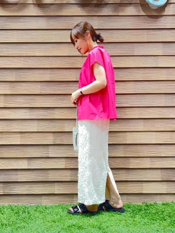 himiさんの「SHOO･LA･RUE｜【洗える/S-LL】プチフリル襟が女性らしい フレンチスリーブシャツ」を使ったコーディネート