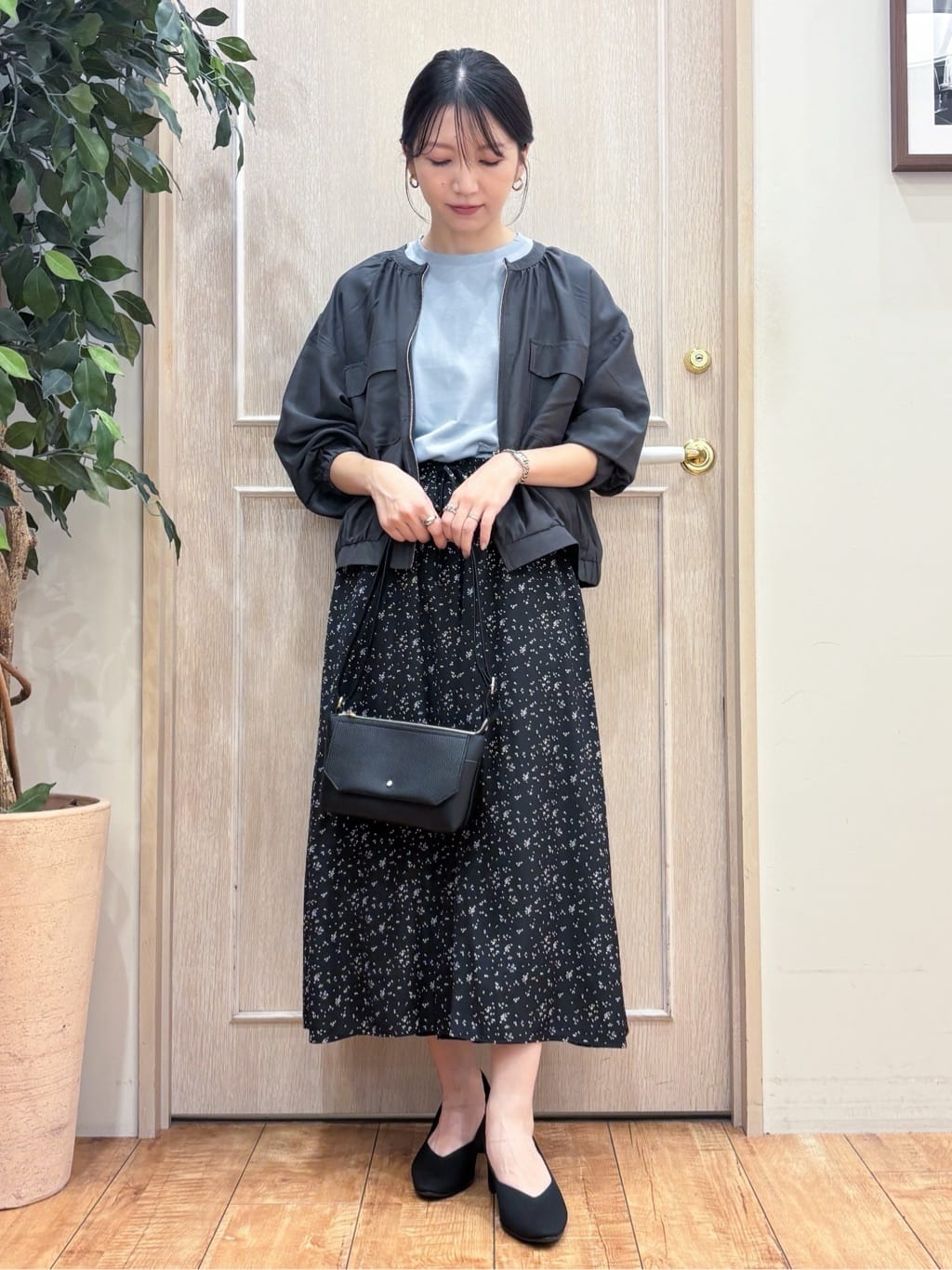 なみさんの「SHOO･LA･RUE｜【S-LL】寒暖差のある時期に 大人上品なシアーブルゾン」を使ったコーディネート