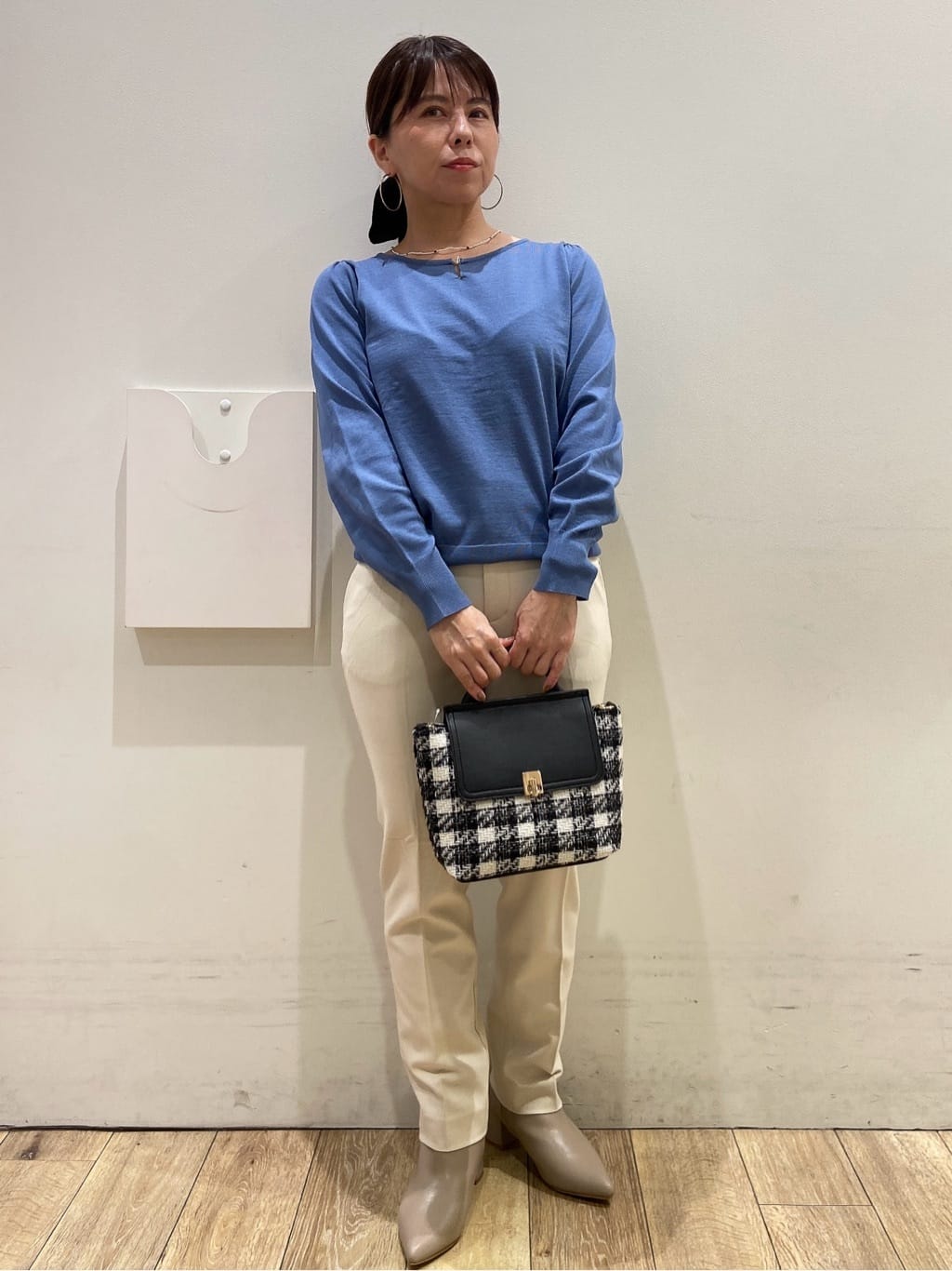 YUKOさんの「index｜パール調パーツ付きクルーネックニット【洗濯機OK】《8col／XS～3L》」を使ったコーディネート