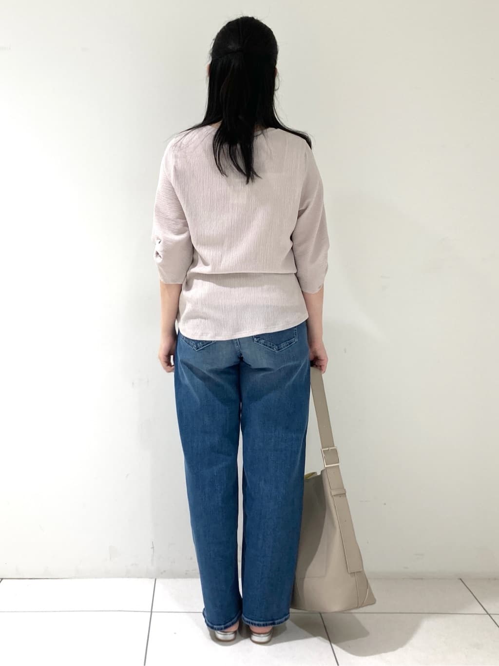 momokoさんの「INDIVI｜【UVケア／吸汗速乾】凹凸素材ねじり袖トップス」を使ったコーディネート
