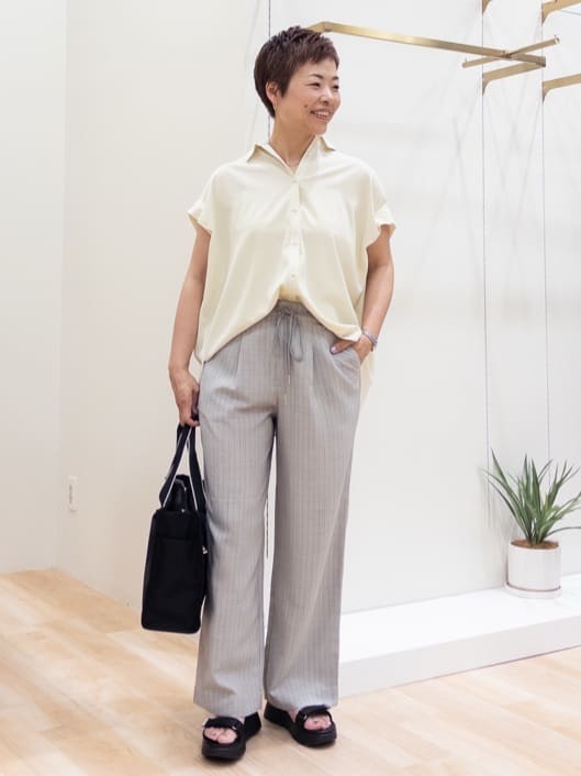 シュウコさんの「grove｜キレイも動きやすさも　美脚見えハイパーストレッチパンツ」を使ったコーディネート