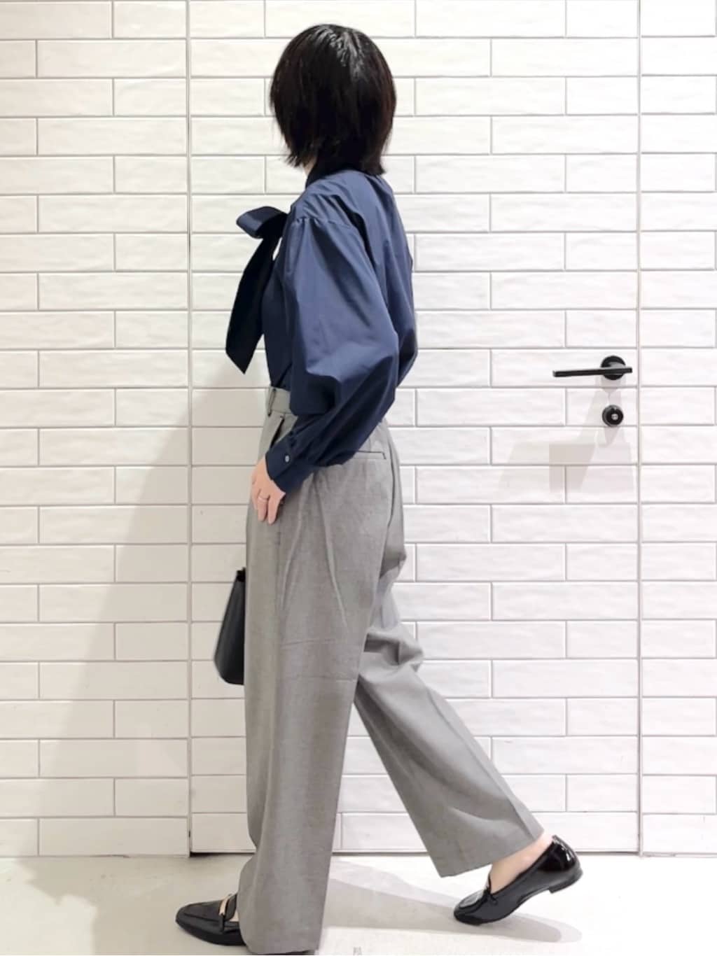 しおりさんの「OPAQUE.CLIP｜【2WAY／人間工学】シュリンクミドルトートバッグ」を使ったコーディネート