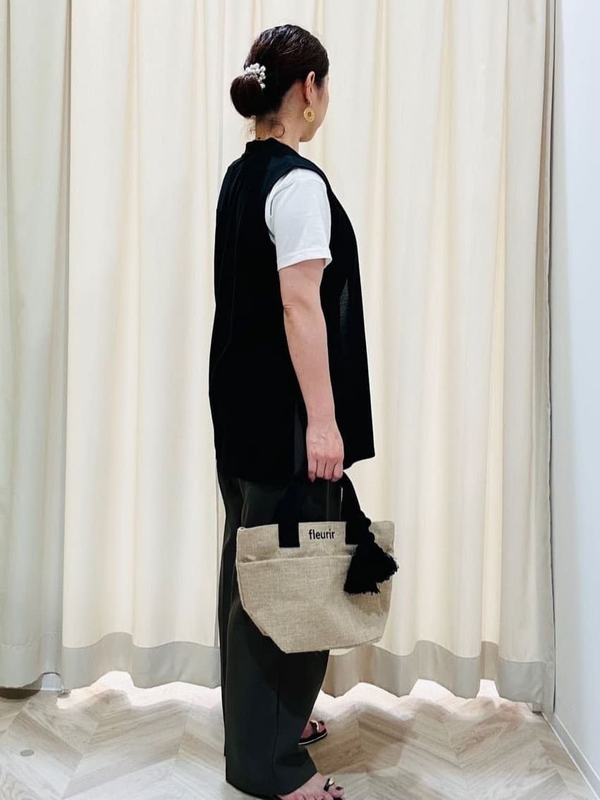 ちはるさんの「SHOO･LA･RUE｜【2点セット】着回しいろいろ ジレ＋ロゴTシャツ」を使ったコーディネート