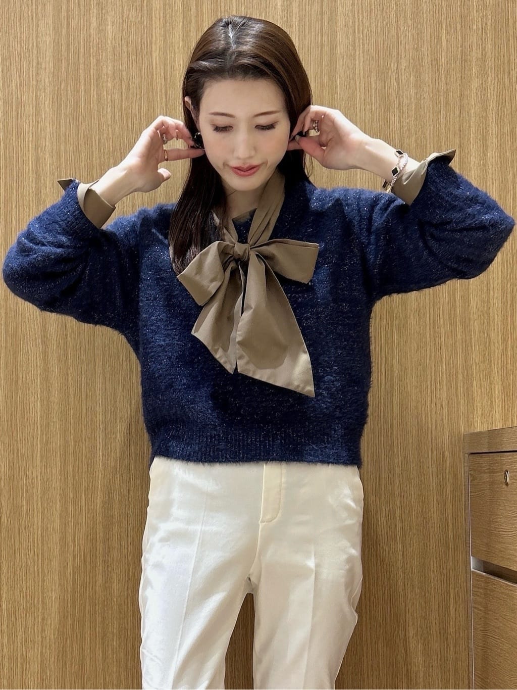 maiさんの「OPAQUE.CLIP｜スパンコールフェザーVネックニット【洗濯機OK】」を使ったコーディネート