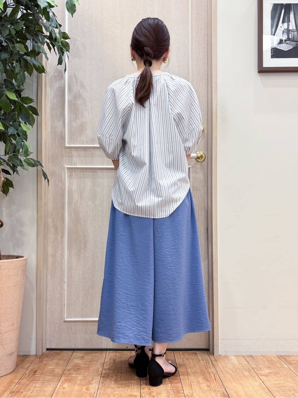 なみさんの「SHOO･LA･RUE｜【S-LL/ひんやり】さらっとタッチできれい見え ピンタックスカーチョ」を使ったコーディネート