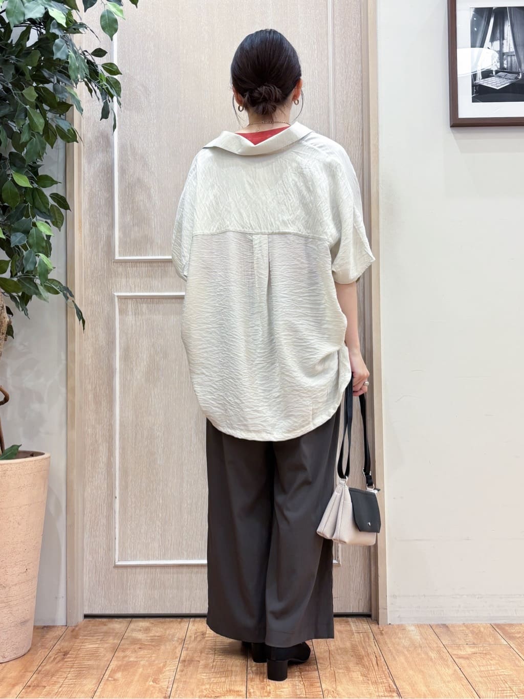 なみさんの「SHOO･LA･RUE｜【S-LL/汗ジミ軽減/ひんやり/UV】体型カバーに タック入りドルマントップス」を使ったコーディネート